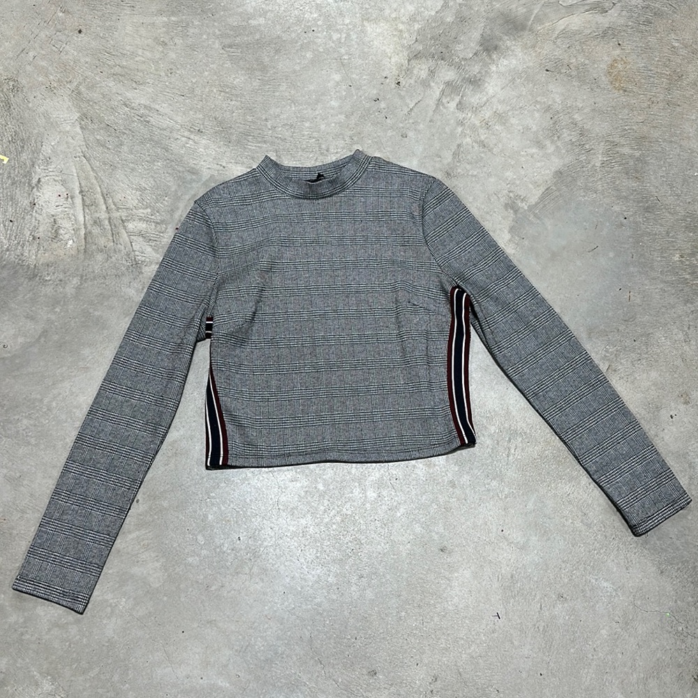 Black n white with maroon/ blue stripe down‎ sides top / Size XL / Iris Brand